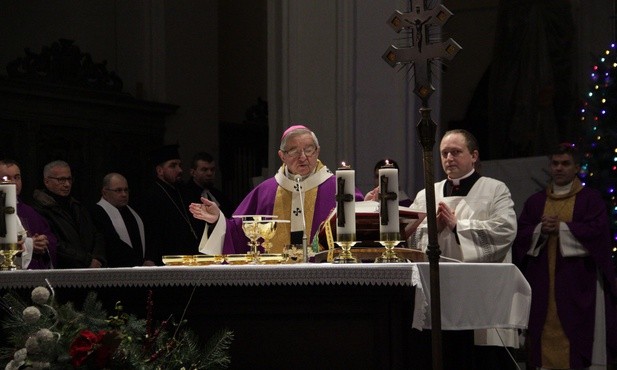 Abp Sławoj Leszek Głódź w czasie modlitwy