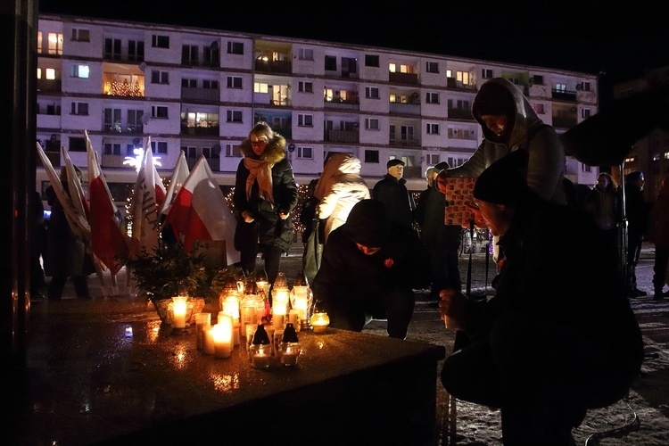 Legniczanie palili znicze za prezydenta Adamowicza