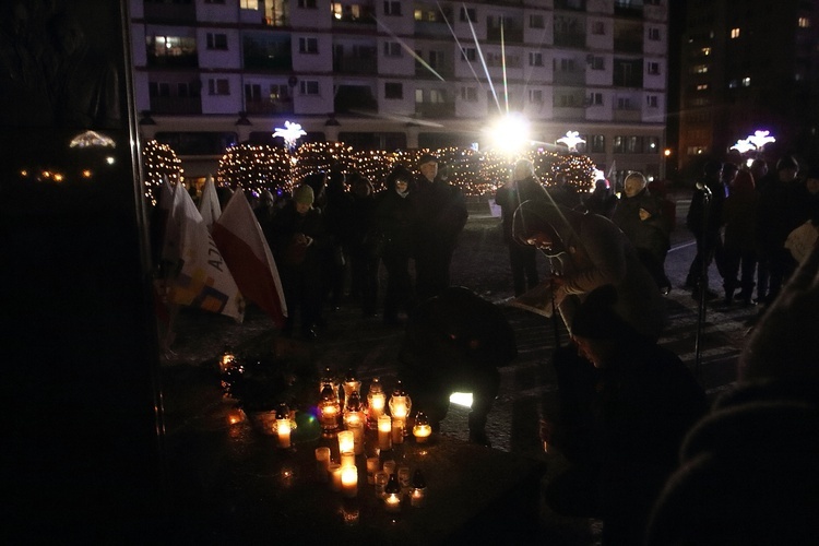 Legniczanie palili znicze za prezydenta Adamowicza