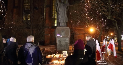 Legniczanie palili znicze za prezydenta Adamowicza