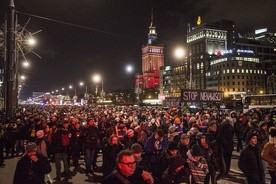 Marsz milczenia na schody "Zachęty". Tam też zamordowano prezydenta 