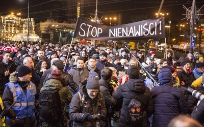 Marsz milczenia na schody "Zachęty". Tam też zamordowano prezydenta 