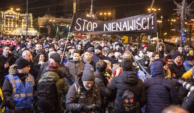 Marsz milczenia na schody "Zachęty". Tam też zamordowano prezydenta 