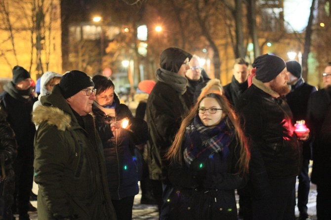 Światło dla zamordowanego prezydenta Gdańska. Milczenie przeciw przemocy