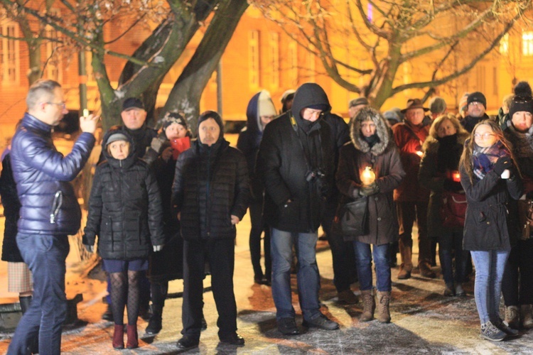 Światło dla zamordowanego prezydenta Gdańska. Milczenie przeciw przemocy