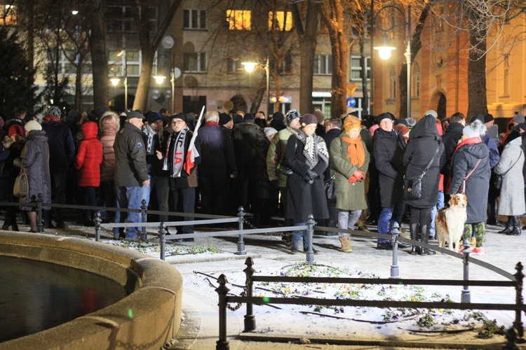 Światło dla zamordowanego prezydenta Gdańska. Milczenie przeciw przemocy