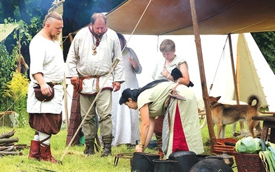 ◄	Dzięki archeologom i historykom, coraz więcej wiemy o codziennym życiu starożytnych przodków. Na zdjęciu: rekonstruktorzy podczas Międzynarodowego Festiwalu Wikingów w Elblągu. 