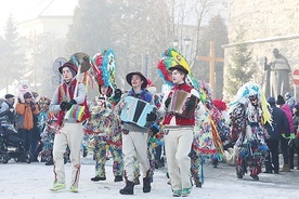 Korowód grup kolędniczych na żywieckim rynku.