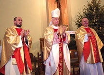 Nowy moderator ks. Sylwester Bernat (z lewej), bp Dziuba i ks. Gołąb.