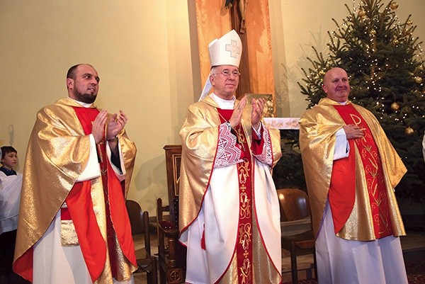 Nowy moderator ks. Sylwester Bernat (z lewej), bp Dziuba i ks. Gołąb.