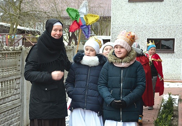 Siostra z kolędnikami misyjnymi zbierała pieniądze na pomoc dzieciom w Afryce.