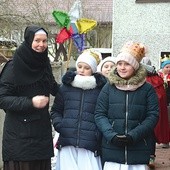 Siostra z kolędnikami misyjnymi zbierała pieniądze na pomoc dzieciom w Afryce.