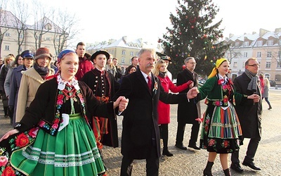 W pierwszych parach szli starosta Marcin Kosiorek (po prawej) i burmistrz Krzysztof Jan Kaliński.