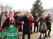 W pierwszych parach szli starosta Marcin Kosiorek (po prawej) i burmistrz Krzysztof Jan Kaliński.
