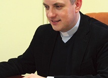 Powód do zadowolenia ma ks. Piotr Karpiński,  bo kierowana przez niego szkoła zajęła 27. miejsce w Polsce.