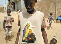 Chłopczyk spotkany w muzułmańskiej dzielnicy, gdzie ma powstać parafia.