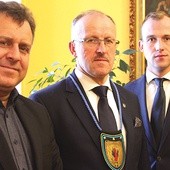 ▲	Artur Wiśniewski, Janusz i Michał Paczkowscy (na zdjęciu od lewej) spotkali się na początku stycznia z bp. Piotrem Liberą.