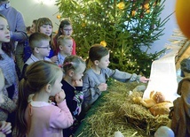 ▲	Najmłodsi uczestnicy spotkania chcieli być jak najbliżej stajenki i Dzieciątka Jezus.