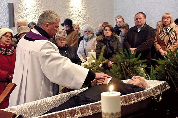 Ks. Krzysztof Pełech nie krył wzruszenia nad trumną pana Tadeusza.