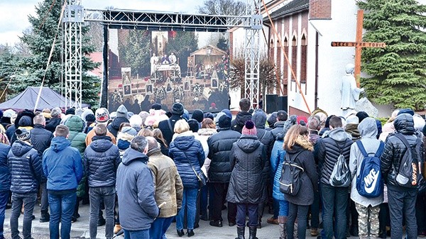 ▲	Tysiące koszalinian odprowadzało dziewczęta na cmentarz, wielu z nich przyszło także na Mszę św. do kościoła  św. Kazimierza.