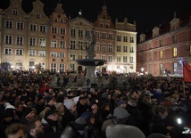 Tłumy gdańszczan zgromadziły się przed Dworem Artusa, by oddać hołd tragicznie zmarłemu prezydentowi Pawłowi Adamowiczowi