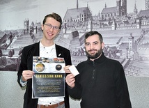 Damian Magnuszewski (z prawej) i Michał Marini zachęcają  do włączenia się do inicjatywy.