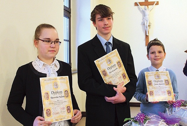 Finaliści konkursu (od lewej): Weronika Wałach (III miejsce), Jan Kucharski (I miejsce) i Jacek Adamecki (II miejsce). 