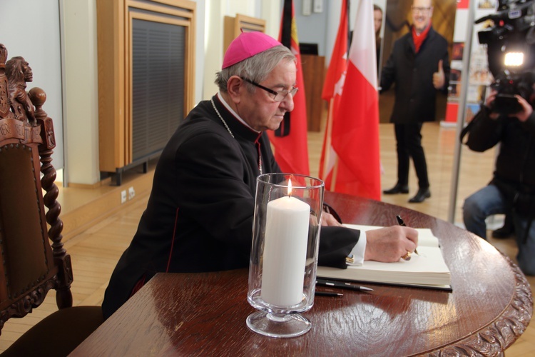 Gdańszczanie wpisują się do księgi kondolencyjnej.