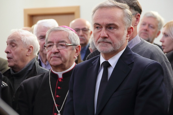 Gdańszczanie wpisują się do księgi kondolencyjnej.