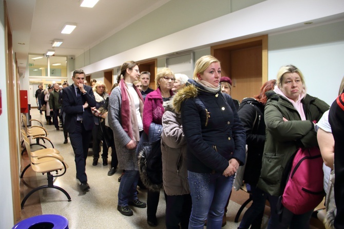 Gdańszczanie wpisują się do księgi kondolencyjnej.