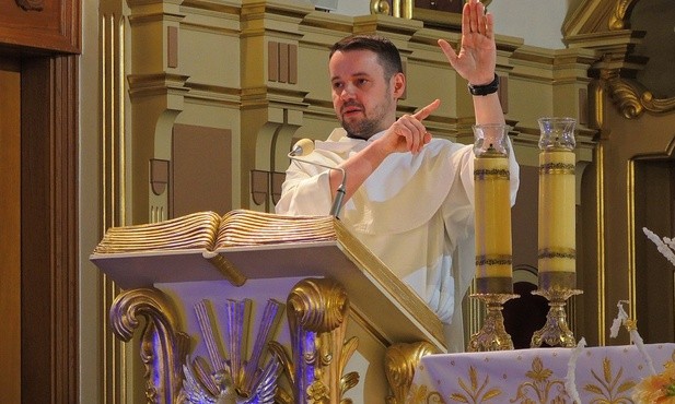 O. Tomasz Gałuszka OP podczas pierwszej katechezy w bazylice hałcnowskiej, poświęconej mocy Ducha Bożego