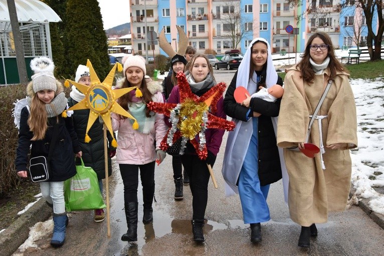 Kolędnicy w trakcie swojej corocznej pracy dla rówieśników z biednych krajów.