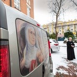 „Pora, by świat dowiedział się o naszej założycielce, matce Katarzynie”.