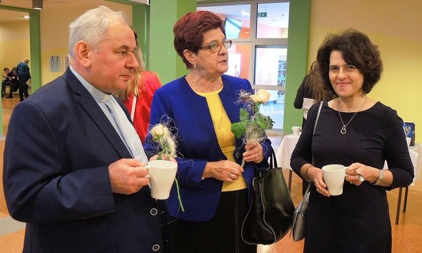Od lewej ks. Piotr Scbora SDS, Grażyna Chorąży i Lucyna Jakobsche podczas spotkania w ATH