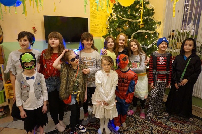 Młodsze dzieci chętnie się przebrały. Na balu była m.in. Paris Hilton i Spiderman