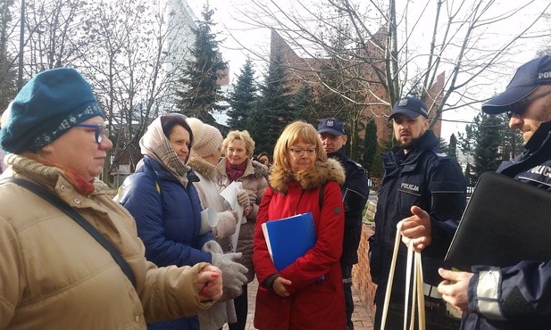 Policjanci szkolą seniorów jak nie dać się oszukać [ZDJĘCIA]