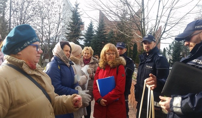 Policjanci szkolą seniorów jak nie dać się oszukać [ZDJĘCIA]