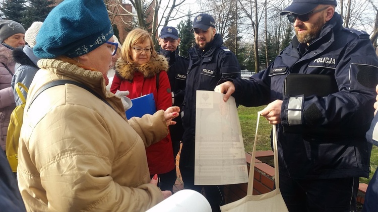 Policjanci w Katowicach szkolą seniorów jak nie dać się oszukać