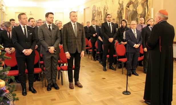 - Chciejmy współpracować, bo wszyscy stoimy przy tym samym człowieku, który dla was jest mieszkańcem miasta, obywatelem, a dla Kościoła jest parafianinem - apelował metropolita warszawski