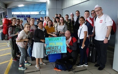Grupa bielsko-żywiecka na lotnisku w Panamie ze swoimi gospodarzami