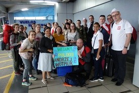 Grupa bielsko-żywiecka na lotnisku w Panamie ze swoimi gospodarzami