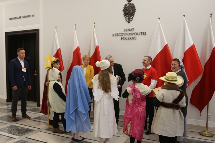 Kolędnicy misyjni w Senacie 