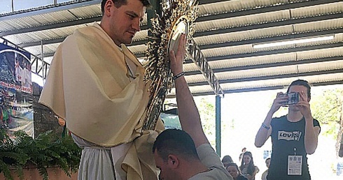 To był bardzo poruszający moment podczas nabożeństwa. Każdy mógł podejść do Pana Jezusa, dotknąć monstrancji i powiedzieć Mu wszystko