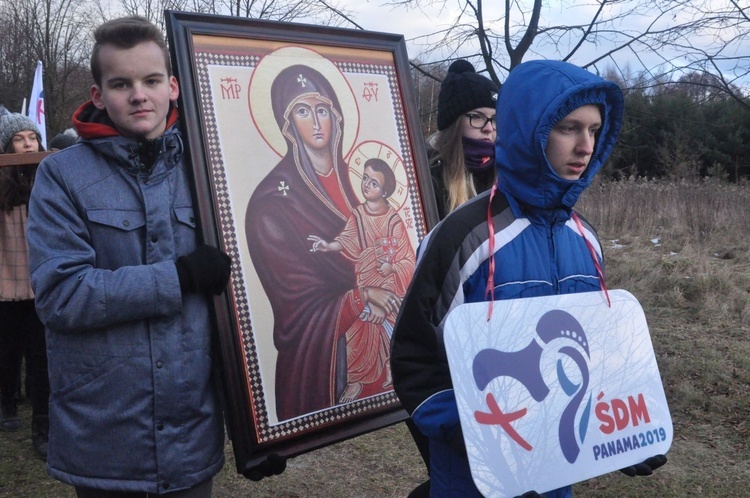 Panamskie logo i symbole ŚDM nieśli młodzi