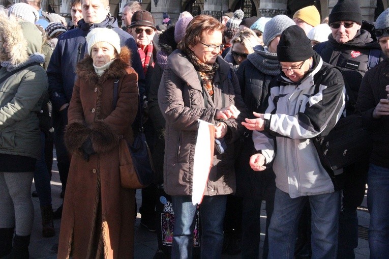 Na Rynku Głównym płoną znicze