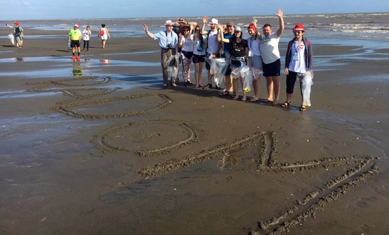 Na posprzątanej plaży nad oceanem napis: "Radom" mówi, skąd zjawili się pielgrzymi na ŚDM w Panamie