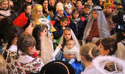 Kolędnicy misyjni z Czańca podczas Mszy św. w żywieckiej konkatedrze