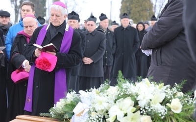 Śp. ks. Zdzisław Zieleźnik spoczął w grobowcu kapłanów na cmentarzu parafii św. Katarzyny