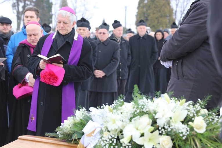 Śp. ks. Zdzisław Zieleźnik spoczął w grobowcu kapłanów na cmentarzu parafii św. Katarzyny