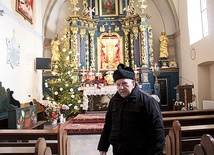 To w kaplicy MB Kębelskiej każdego dnia kapłan modli się nad potrzebującymi duchowej pomocy.